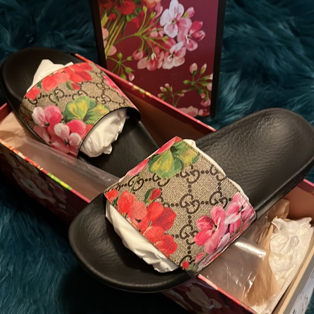 Gucci slides size 6 perfect condition! Comes with Gucci box/ cards etc 🔥🔥🔥🔥